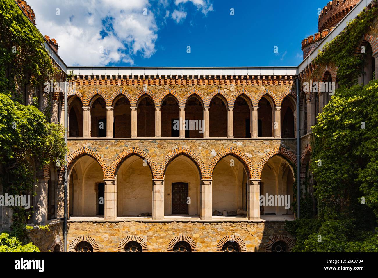 Kamieniec Zabkowicki, Polonia - Giugno 2021: Facciata del vecchio palazzo di Marianna Orańska ristrutturato Foto Stock