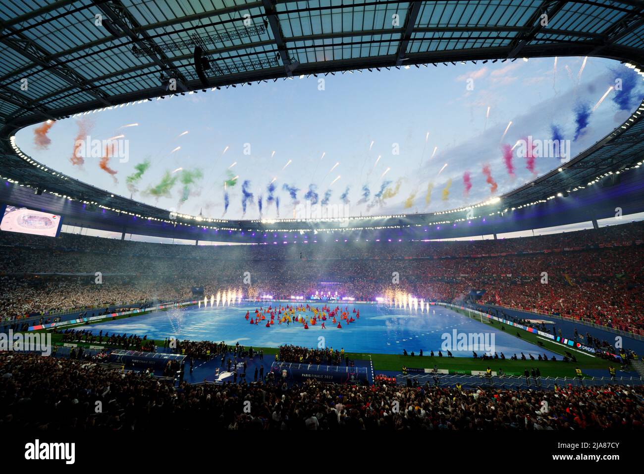 Una visione generale della cerimonia di apertura in vista della finale  della UEFA Champions League allo Stade de France di Parigi. Data foto:  Sabato 28 maggio 2022 Foto stock - Alamy