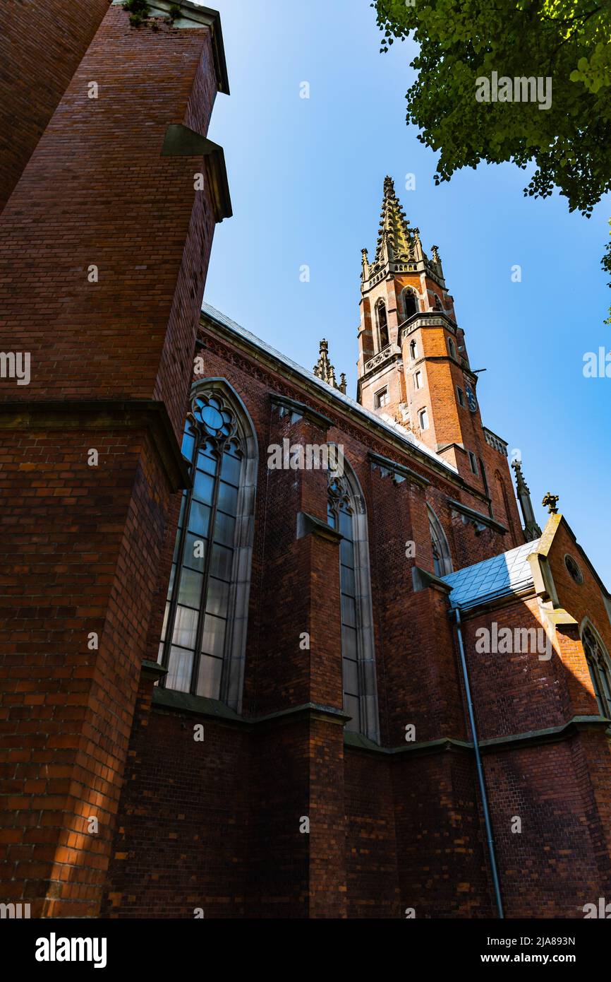 Kamieniec Zabkowicki, Polonia - Giugno 2021: Ex Chiesa evangelica accanto al parco del palazzo Foto Stock