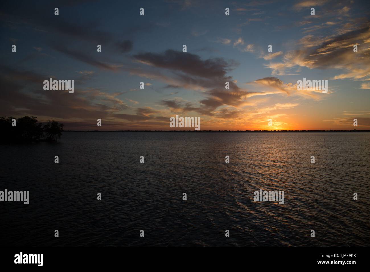 Il cielo incontra l'acqua immagini e fotografie stock ad alta risoluzione -  Alamy