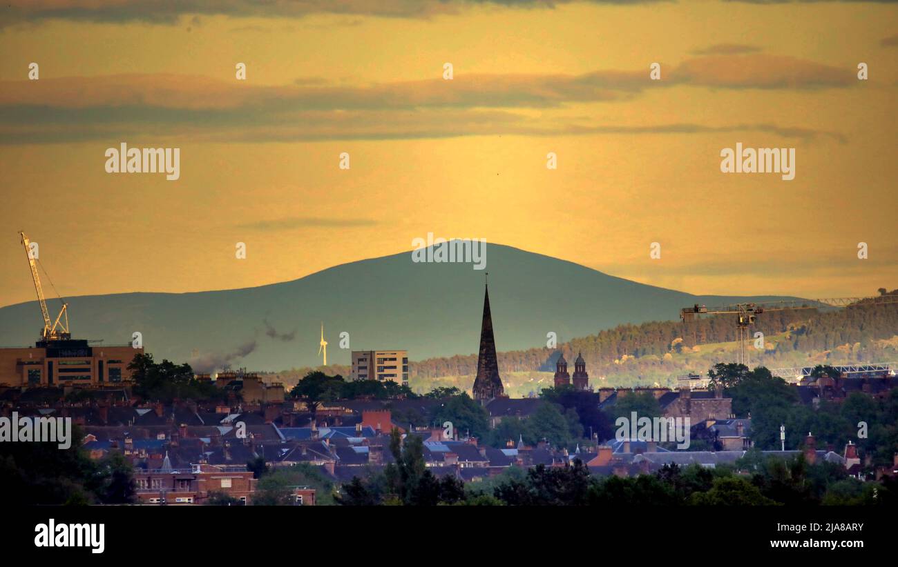 Glasgow, Scozia, Regno Unito maggio 28th 2022. UK Meteo: : La fine calda della giornata ha visto un cielo incantevole come il punto più alto della cintura centrale, Tinto Hill. Sembra magnifico 40 miglia a sud est della città puntata dalla guglia di teatro cotters nell'estremità ovest del cit con dechmont collina nel mezzo. Credit Gerard Ferry/Alamy Live News Foto Stock