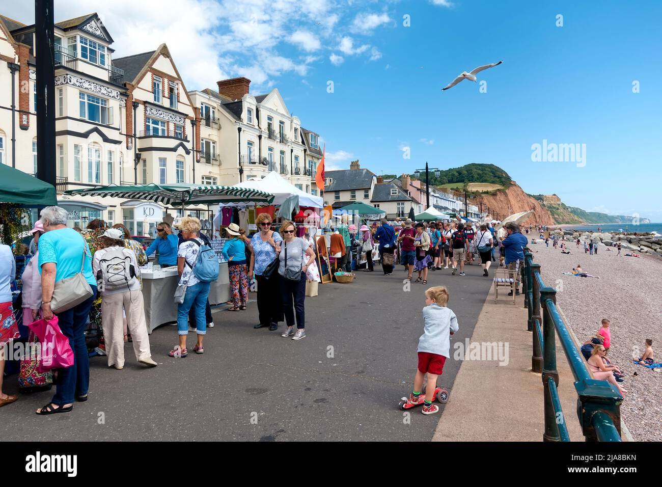 Sidmouth, Devon, Regno Unito - Agosto 8 2018: L'Esplanade a Sidmouth, Devon, Regno Unito durante il Festival del folclore di Sidmouth nell'Agosto 2018 Foto Stock