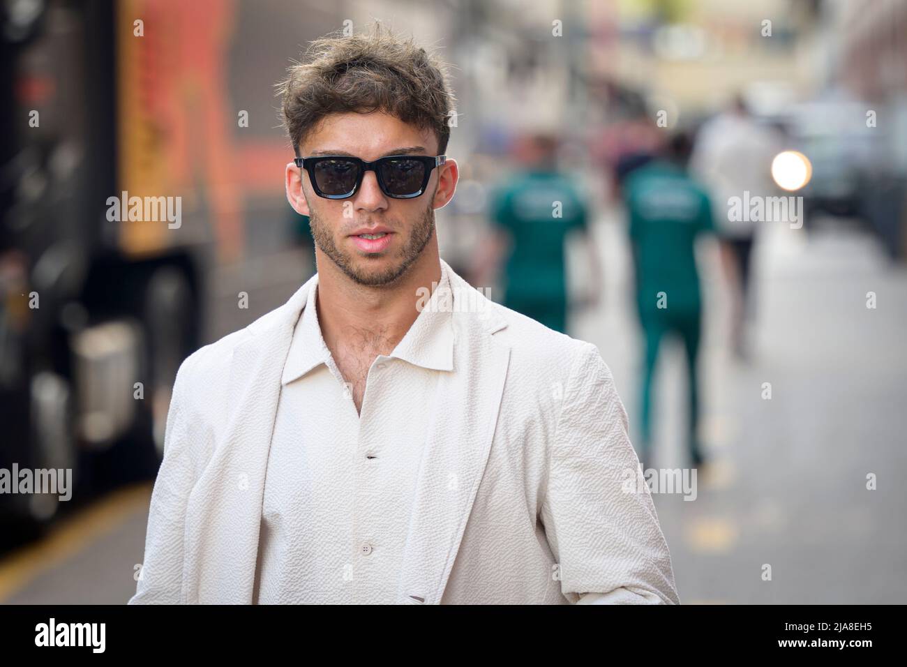 Il pilota francese Pierre Gasly della Scuderia AlphaTauri Honda arriva al paddock prima dell’inizio del weekend del Gran Premio di Monaco F1 a Monaco. Foto Stock