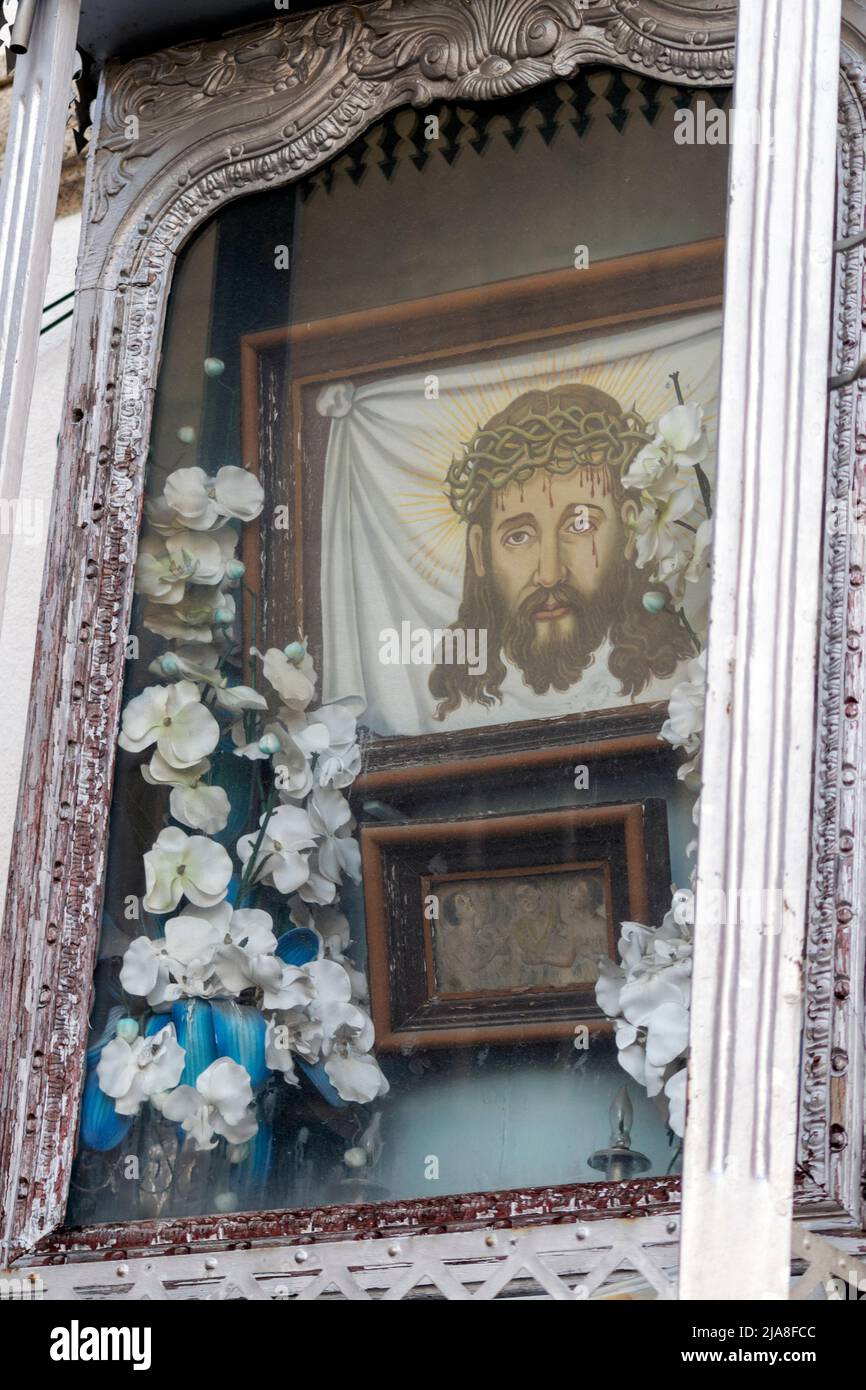L'adorazione di immagine di Gesù cristo esposta sulla strada della città di Braga vicino alla Cattedrale di sé. Religione e credenze. Foto Stock