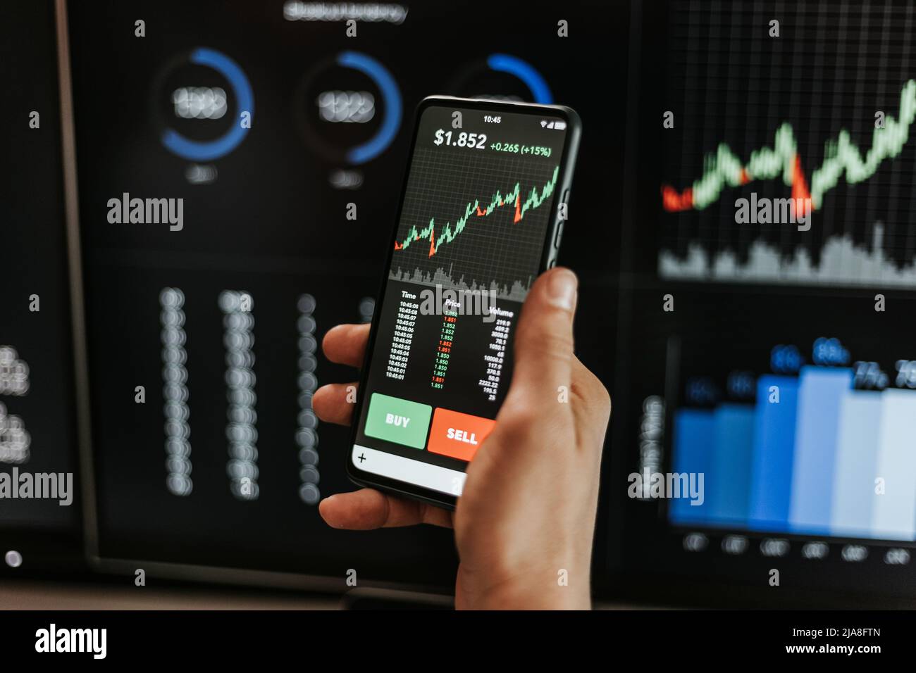 Investitore uomo del commerciante finanziario usando l'app del telefono mobile per analizzare il mercato azionario Foto Stock