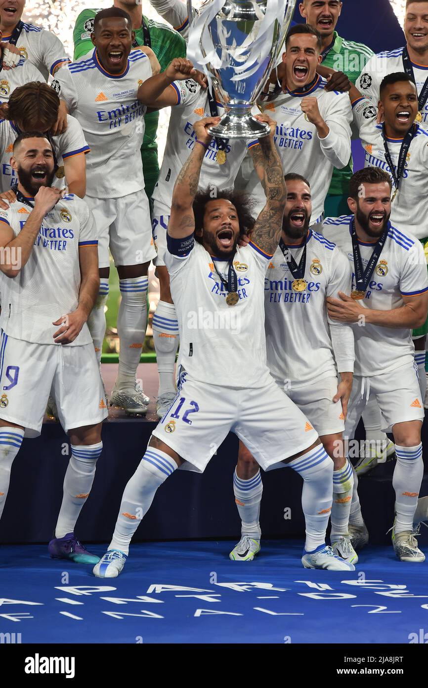 PARIGI, FRANCIA. MAGGIO 28th Marcelo del Real Madrid solleva il trofeo dopo la finale della UEFA Champions League tra Liverpool e Real Madrid allo Stade de France, Parigi sabato 28th maggio 2022. (Credit: Pat Scaasi | MI News) Credit: MI News & Sport /Alamy Live News Foto Stock