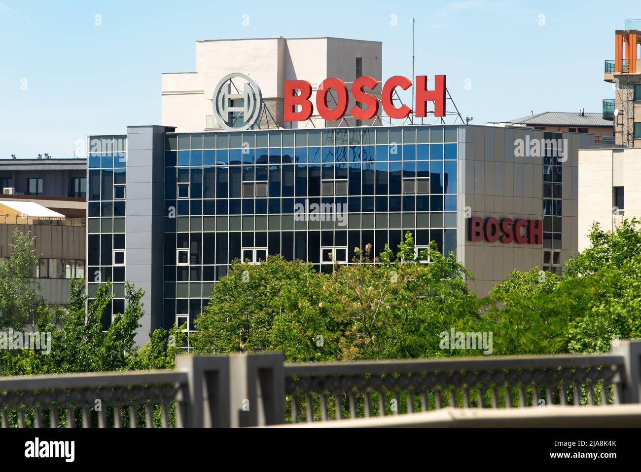 Bucarest, Romania - 20 maggio 2022: Il logo della multinazionale tedesca di ingegneria e tecnologia Bosch è visto in cima ad un edificio. Foto Stock