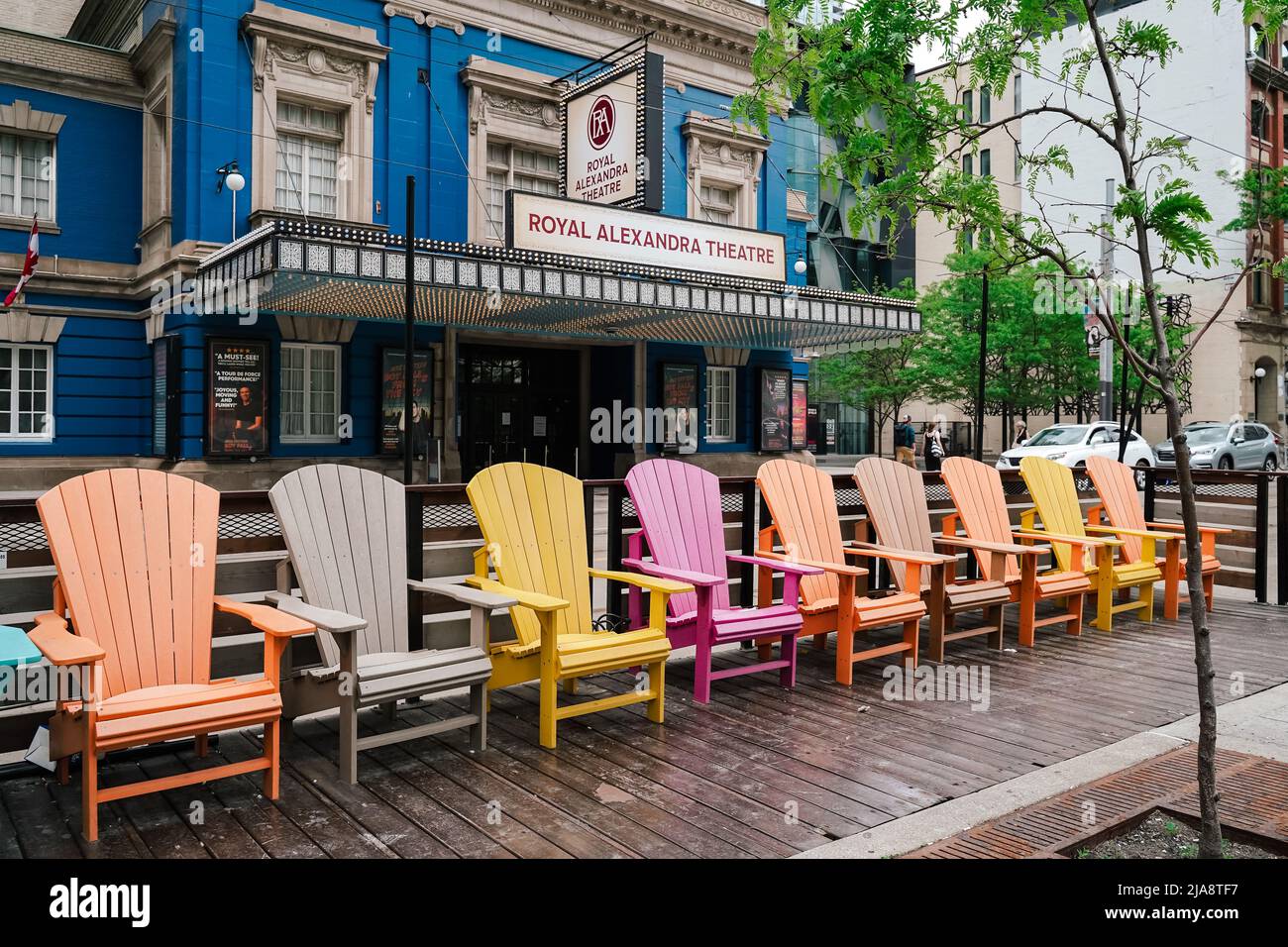 Sedie colorate all'esterno del Royal Alexandra Theatre, Toronto, Ontario, Canada Foto Stock