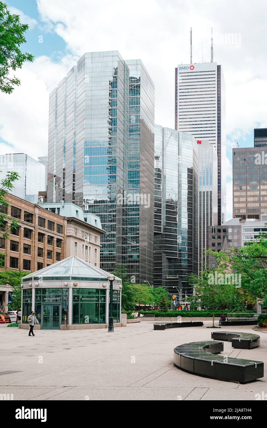 David Pecaut Square è una grande piazza rivestita di cemento e granito, situata di fronte alla Metro Hall di Toronto, Ontario, Canada. Foto Stock