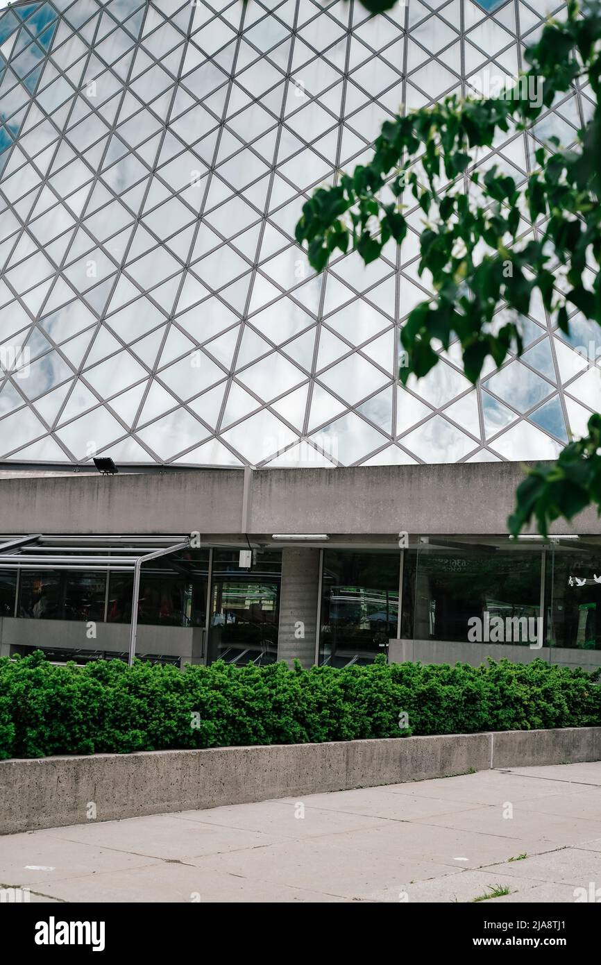 Roy Thomson Hall è una sala concerti progettata dagli architetti canadesi Arthur Erickson e Mathers e Haldenby a Toronto, Ontario, Canada Foto Stock