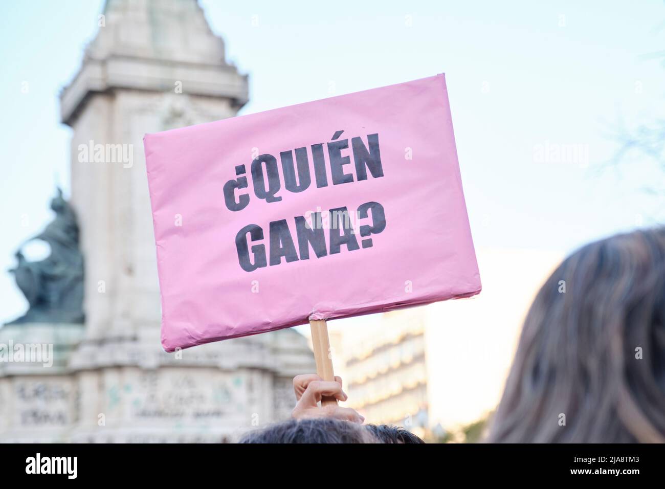 Buenos Aires, Argentina; 21 maggio 2022: Protesta contro l'uso di OGM e pesticidi inquinanti in agricoltura. Poster che mette in discussione chi trae vantaggio da Th Foto Stock