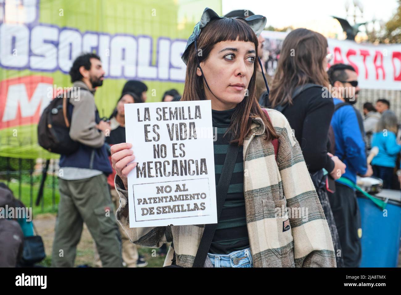 Buenos Aires, Argentina; 21 maggio 2022: Giovane attivista che detiene un poster: Il seme è vita, non merce. No alla brevettabilità dei semi. Foto Stock