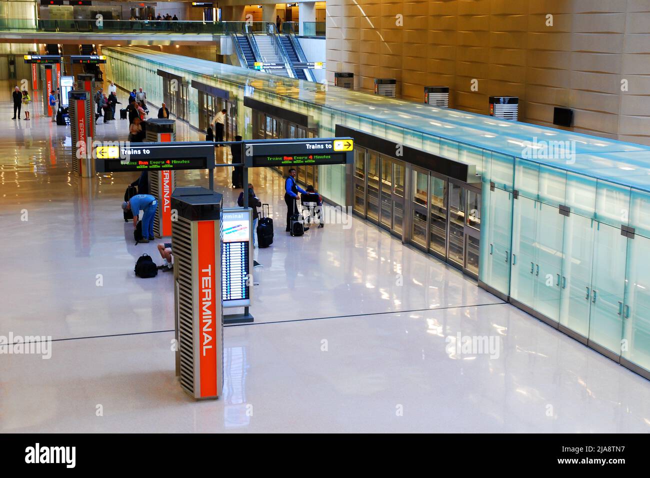 I viaggiatori attendono il prossimo Terminal Train all'Aeroporto Internazionale di Dulles Foto Stock