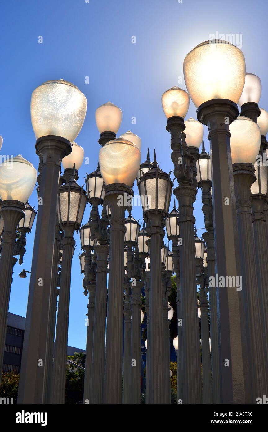 Urban Light, un'installazione artistica di Chris Burden, utilizza decine di Street Lights in stile vittoriano a Los Angeles Foto Stock