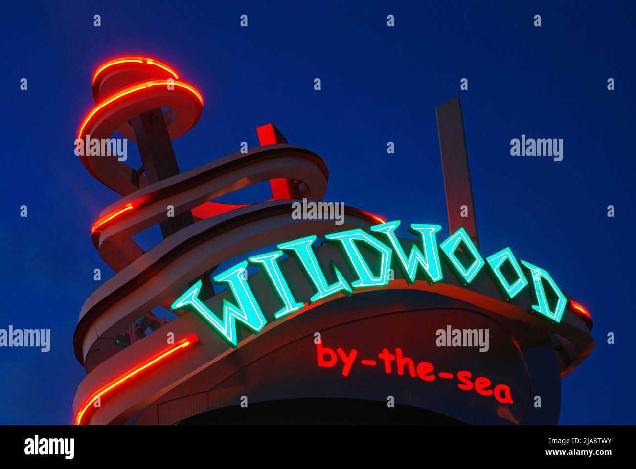 Un segno luminoso, curving, al neon al crepuscolo accoglie i visitatori a Wildwood, sulla Jersey Shore. Foto Stock