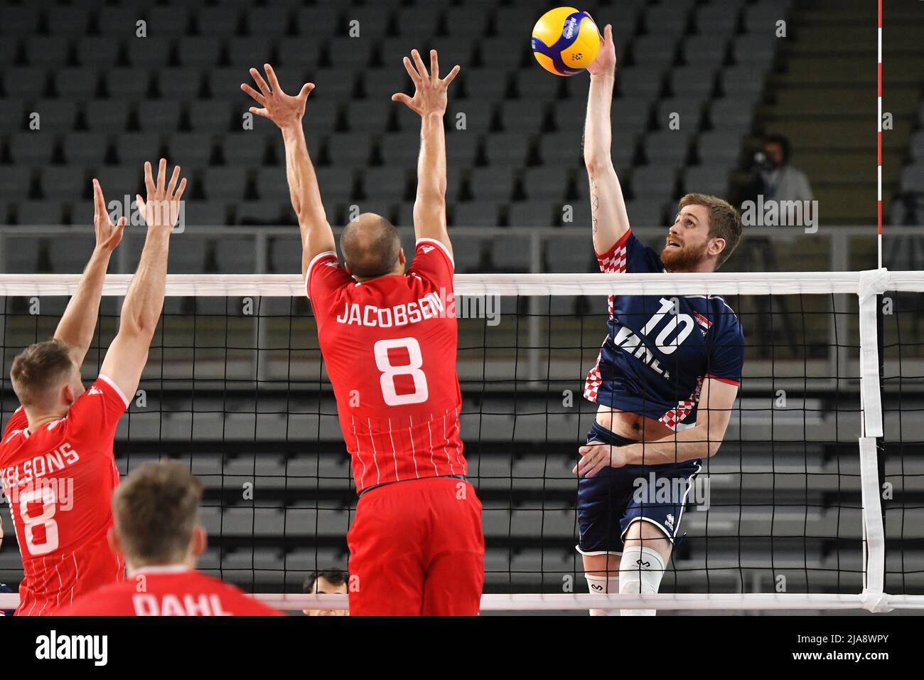 (220529) -- VARAZDIN, 29 maggio 2022 (Xinhua) -- Filip Sestan (R) della Croazia Spikes durante la partita maschile Pool B tra Croazia e Danimarca alla CEV volley European Golden League 2022 a Varazdin, Croazia, il 28 maggio 2022. (Vjeran Zganec Rogulja/PIXSELL via Xinhua) Foto Stock