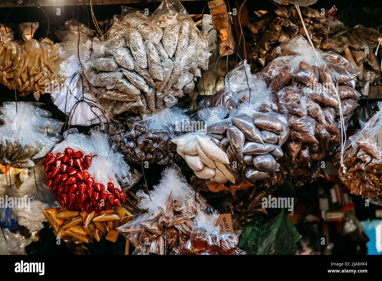 Piccole porzioni di spezie diverse appese in una bancarella di mercato a Granada, Nicaragua. Foto Stock