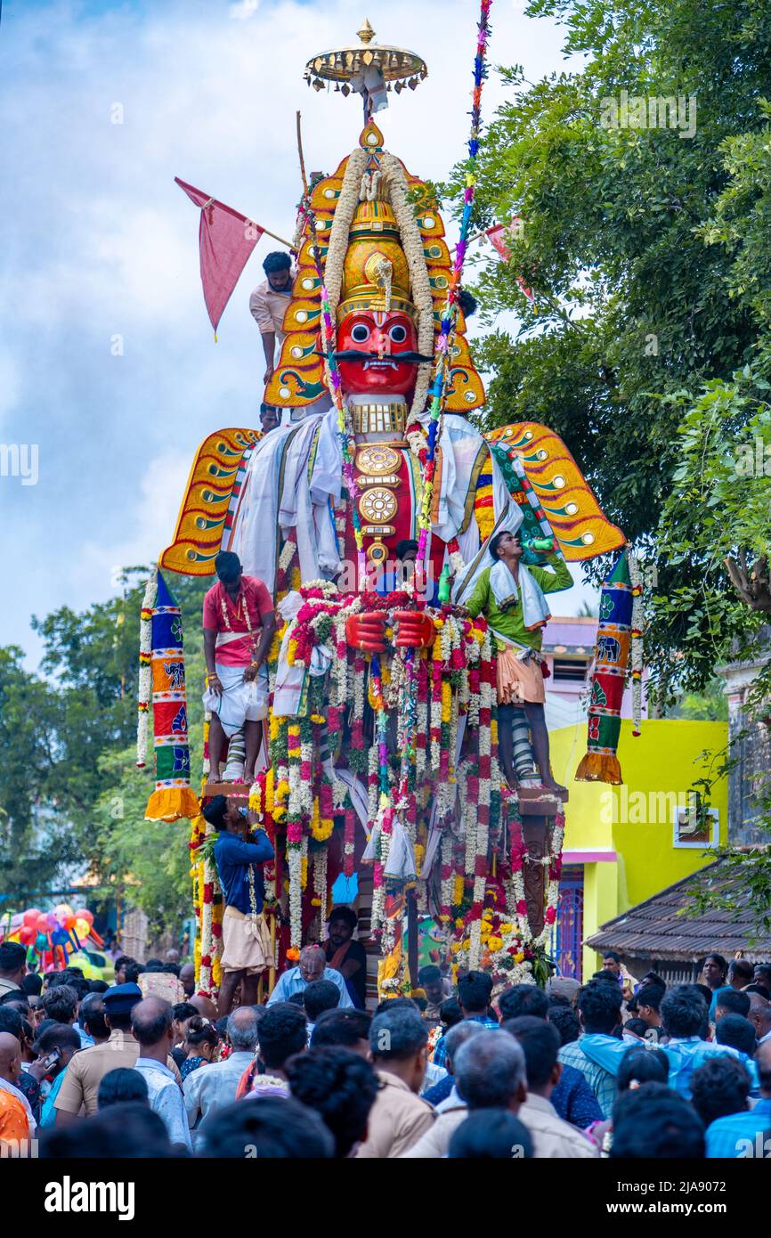 I devoti indiani che tirano il Chariot di un Signore Indù Aravan, la cultura indiana Foto Stock