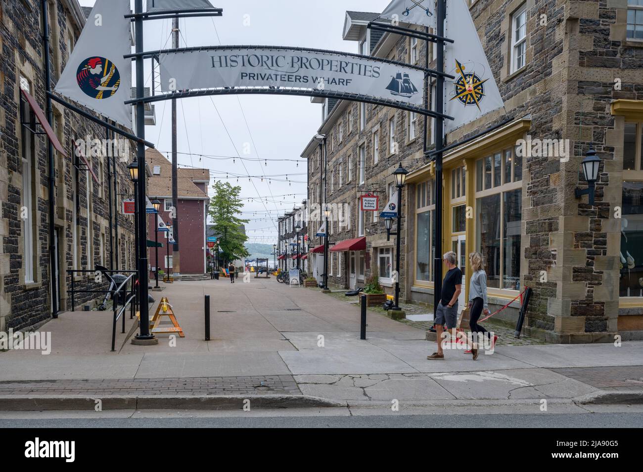 Halifax, Nova Scotia, Canada - 10 agosto 2021: I magazzini storici di proprietà sul lungomare di Halifax a Halifax Foto Stock