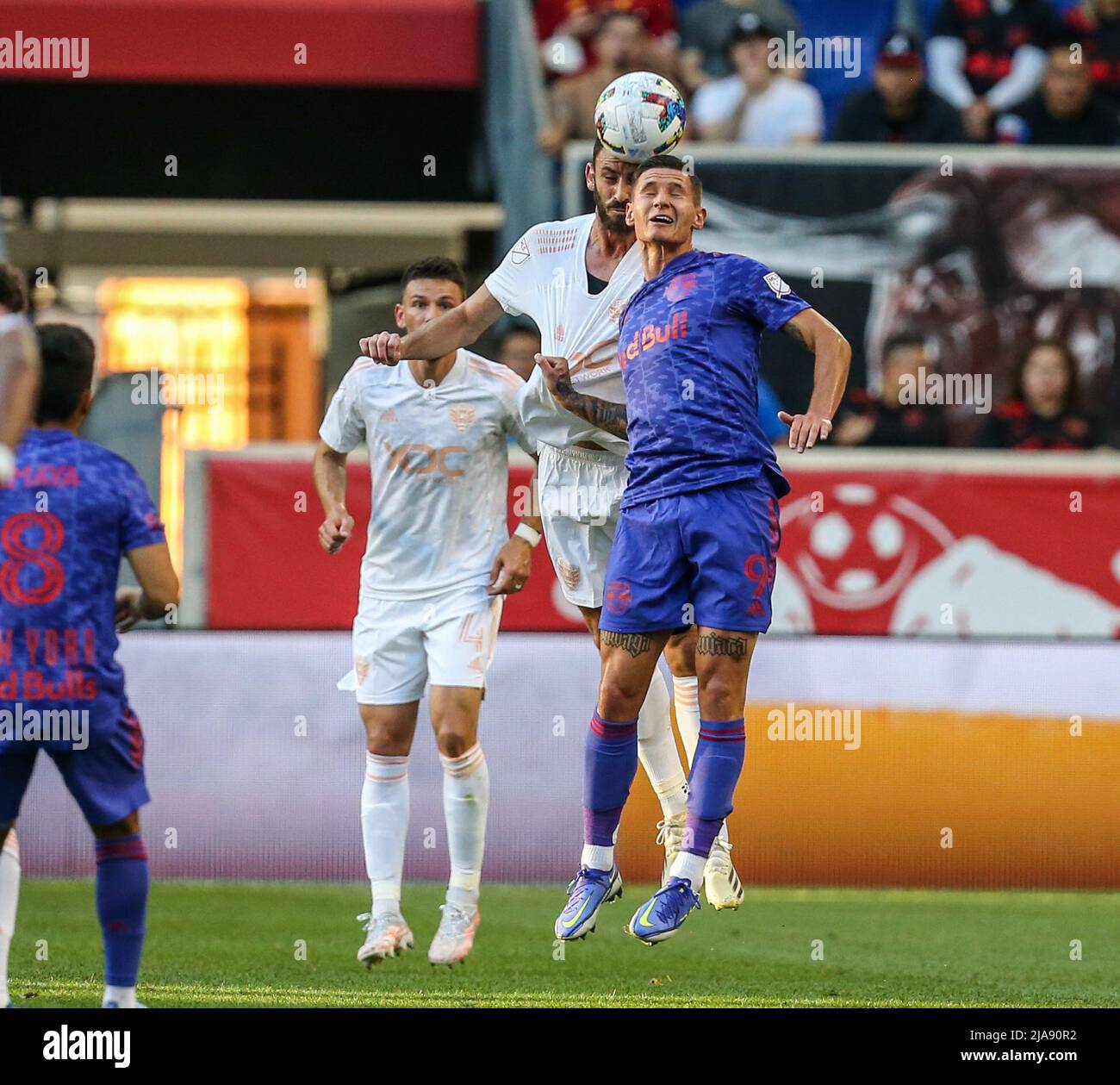 Harrison, New Jersey, USA. 28th maggio 2022. New York Red Bulls in avanti Patryk Klimala (9) testa butta la palla durante una partita MLS tra DC United e i New York Red Bulls alla Red Bull Arena di Harrison, NJ. I Red Bulls hanno sconfitto DC United 4-1. Mike Langish/Cal Sport Media. Credit: csm/Alamy Live News Foto Stock