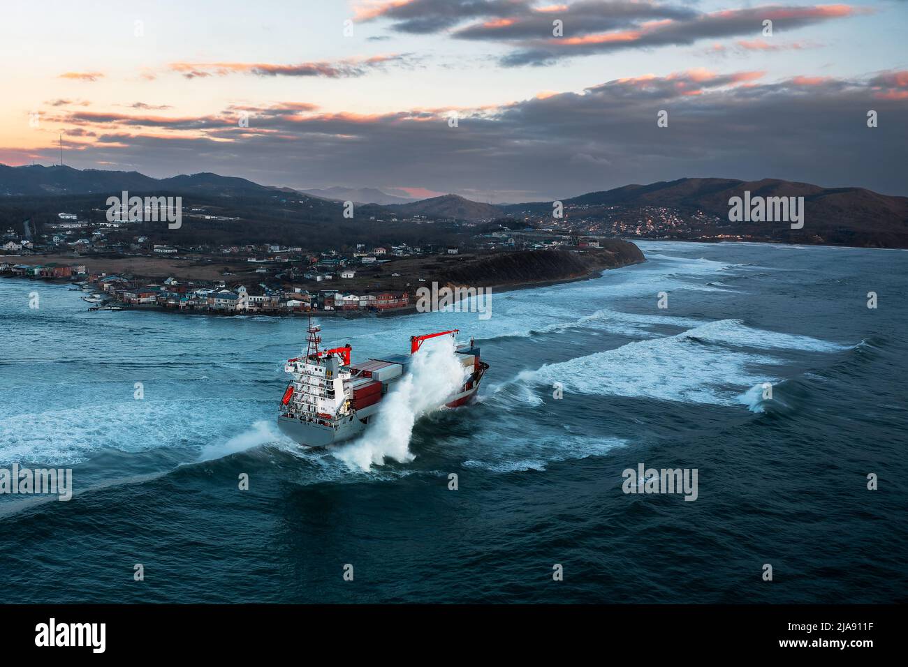 Nave container in mare tempesta consegna carico Foto Stock
