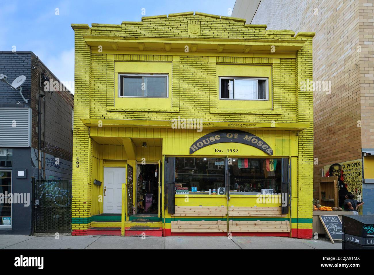 Toronto, Ontario, Canada - 27 maggio 2022: Negozio dipinto di colore a Kensington Market, che vende prodotti ispirati al movimento Rastafariano della Giamaica Foto Stock