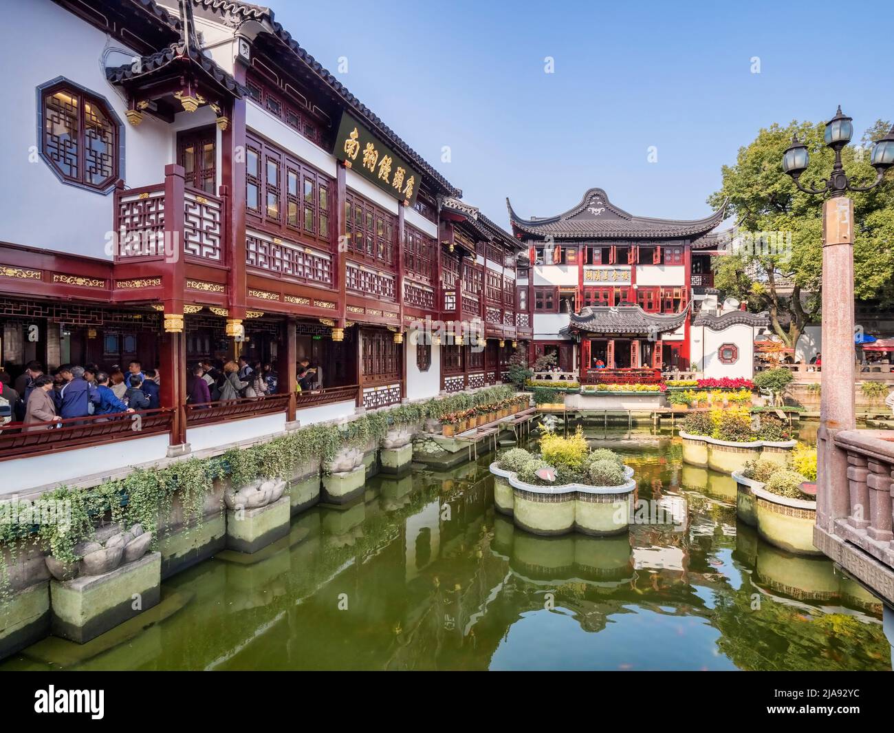 29 novembre 2018: Shanghai, Cina - Lago nella zona commerciale della Città Vecchia, una delle principali attrazioni turistiche. Foto Stock