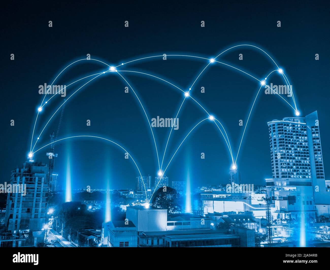 Smart city e comunicazione di rete. E trasformazione dei dati sul pubblico. Foto Stock