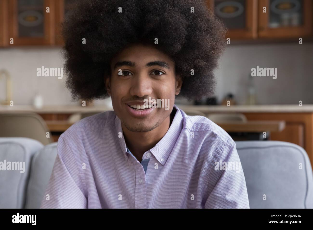 Bel ragazzo di blogger afro-americano con capelli ricci naturali Foto Stock