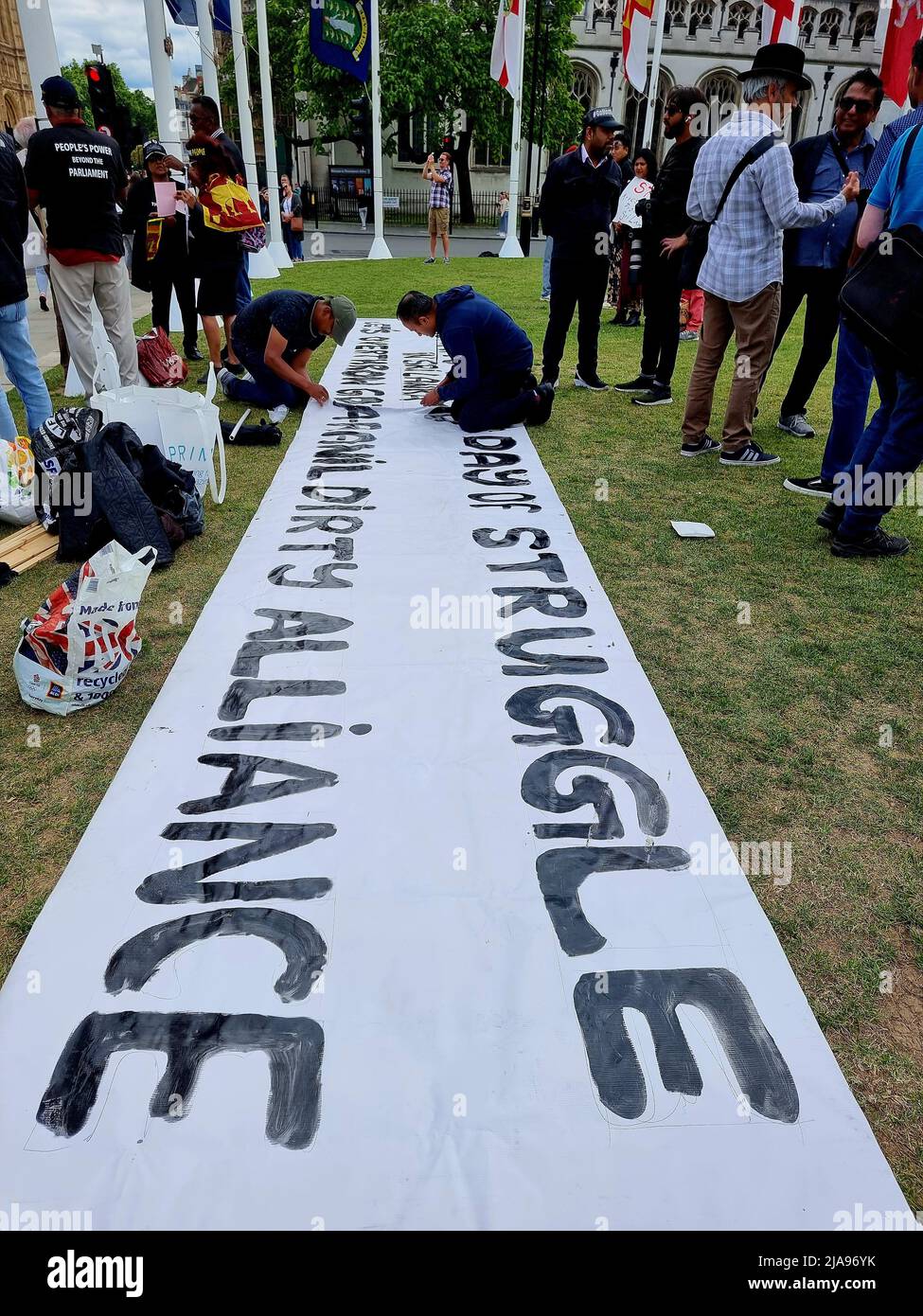 Londra, Regno Unito. 28th maggio 2022. Gli abitanti dello Sri Lanka si sono dimostrati in Piazza del Parlamento, a Londra, per la rimozione dell'attuale governo autocratico e corrotto guidato da Gotabhaya Rajapaksa nel loro paese. Il paese è in bancarotta e senza cibo essenziale, elettricità, combustibile, gas e medicinali importanti per quasi due mesi. Foto Stock