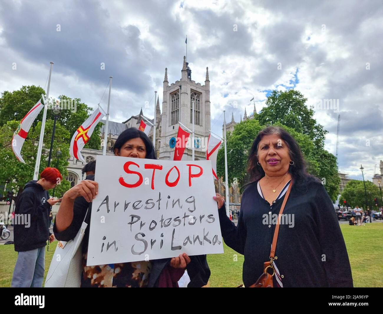 Londra, Regno Unito. 28th maggio 2022. Gli abitanti dello Sri Lanka si sono dimostrati in Piazza del Parlamento, a Londra, per la rimozione dell'attuale governo autocratico e corrotto guidato da Gotabhaya Rajapaksa nel loro paese. Il paese è in bancarotta e senza cibo essenziale, elettricità, combustibile, gas e medicinali importanti per quasi due mesi. Foto Stock