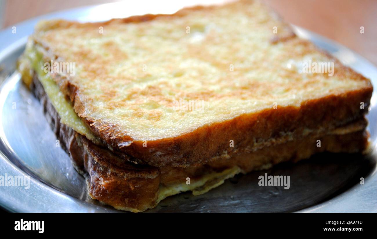 Shot zoomato di una frittata di pane appena fatta tenuta su un piatto d'argento e pronta per servire Foto Stock Shot zoomato di una frittata di pane appena fatta tenuta su un piatto d'argento e pronta per servire Foto Stock
