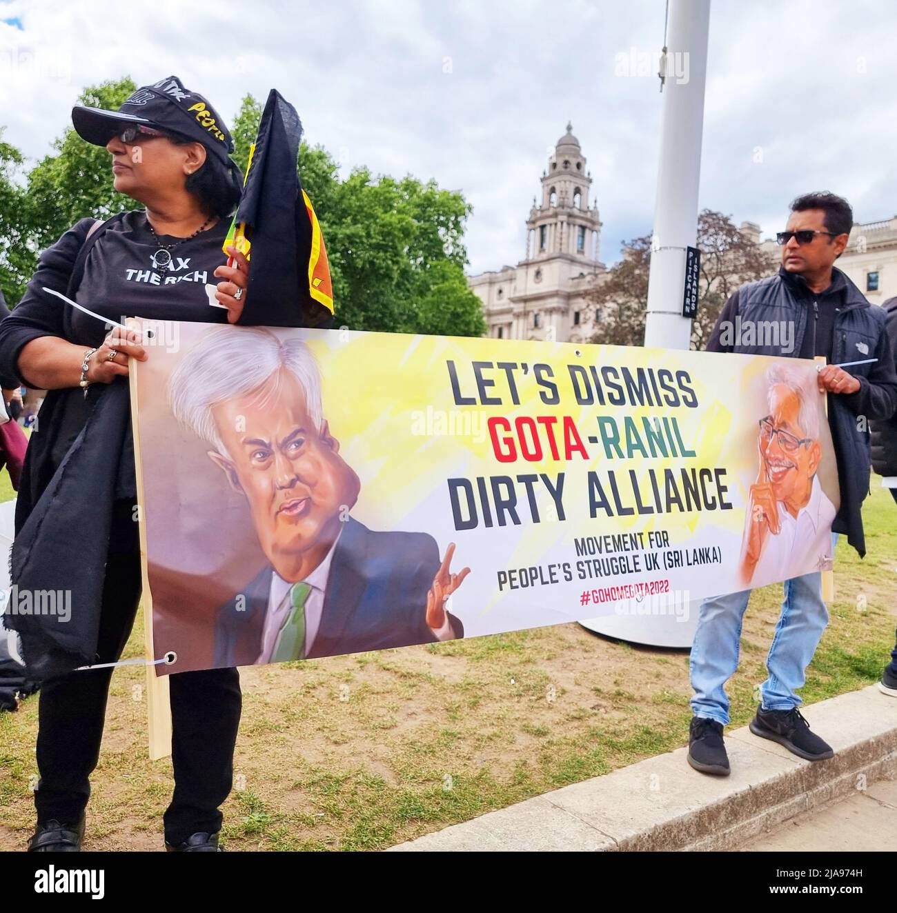 Londra, Regno Unito. 28th maggio 2022. Gli abitanti dello Sri Lanka si sono dimostrati in Piazza del Parlamento, a Londra, per la rimozione dell'attuale governo autocratico e corrotto guidato da Gotabhaya Rajapaksa nel loro paese. Il paese è in bancarotta e senza cibo essenziale, elettricità, combustibile, gas e medicinali importanti per quasi due mesi. Foto Stock