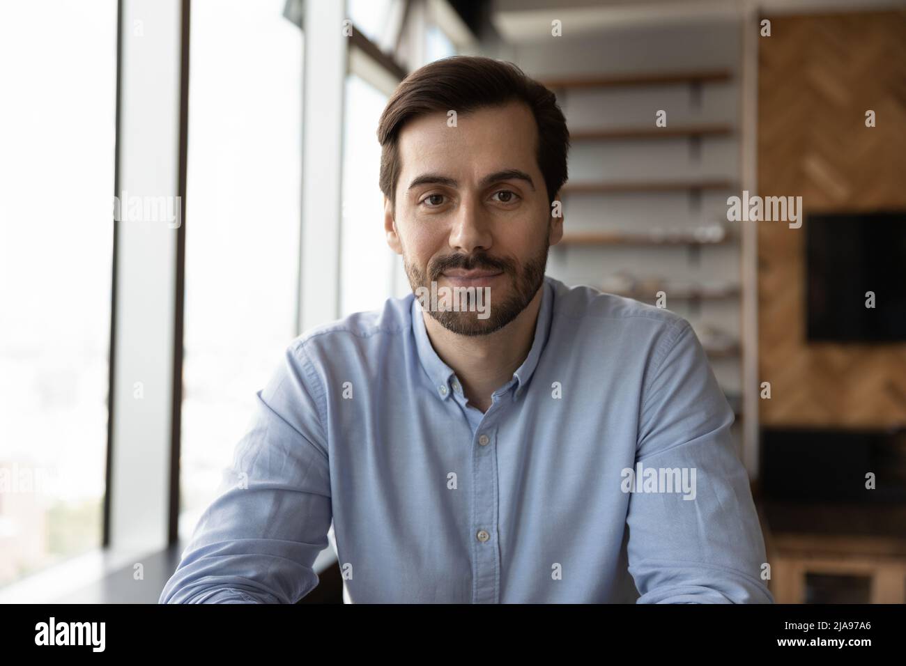 Testa di una videocamera professionale dal punto di vista sicuro e amichevole Foto Stock