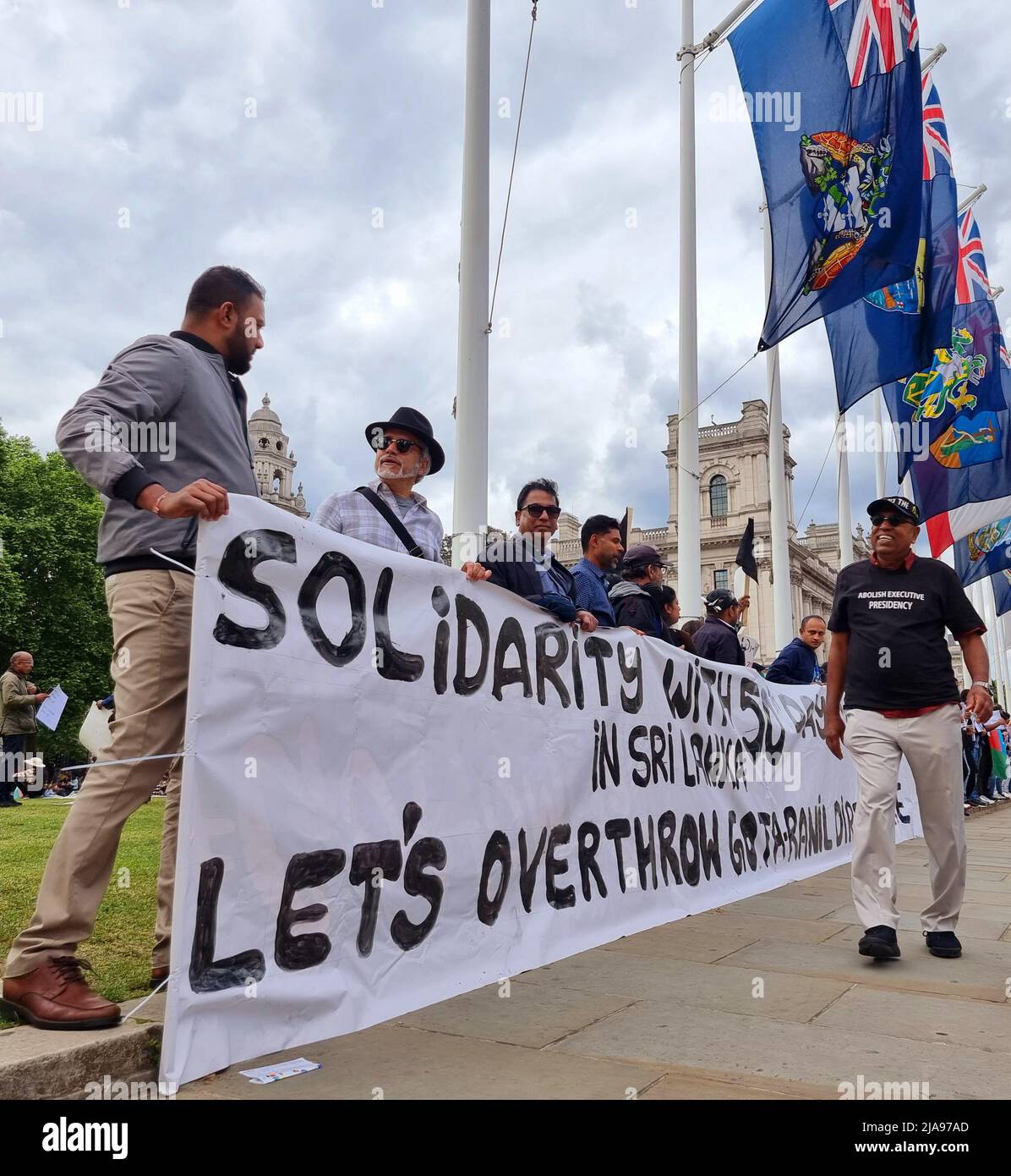 Londra, Regno Unito. 28th maggio 2022. Gli abitanti dello Sri Lanka si sono dimostrati in Piazza del Parlamento, a Londra, per la rimozione dell'attuale governo autocratico e corrotto guidato da Gotabhaya Rajapaksa nel loro paese. Il paese è in bancarotta e senza cibo essenziale, elettricità, combustibile, gas e medicinali importanti per quasi due mesi. Foto Stock