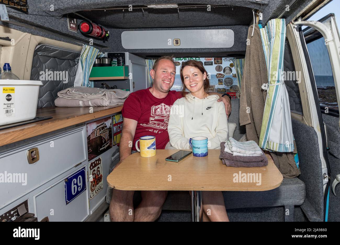 Garrettstown, Cork, Irlanda. 28th maggio 2022. Simon Callanan e Pamela Cotter rilassarsi in una pausa week-end nel loro camper VW a Garrettstown, Co. Cork, Irlanda. - Credit; David Creedon / Alamy Live News Foto Stock