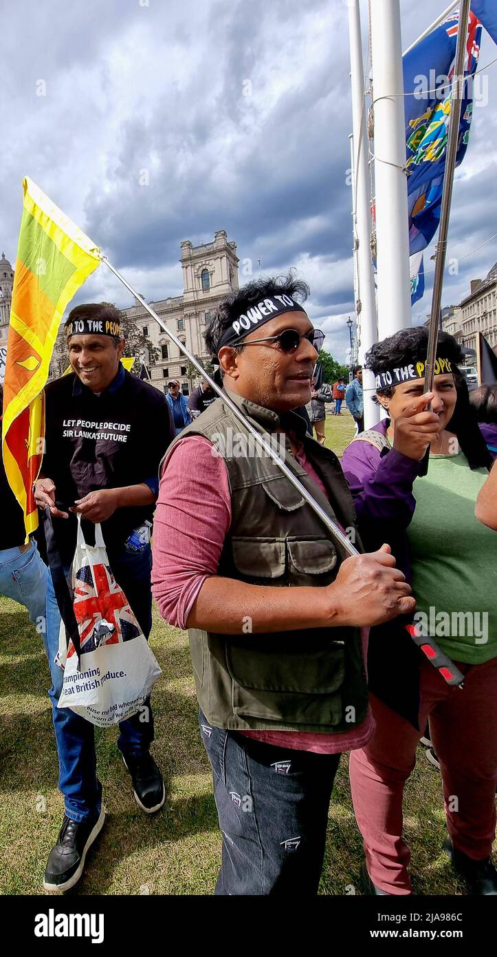 Londra, Regno Unito. 28th maggio 2022. Gli abitanti dello Sri Lanka si sono dimostrati in Piazza del Parlamento, a Londra, per la rimozione dell'attuale governo autocratico e corrotto guidato da Gotabhaya Rajapaksa nel loro paese. Il paese è in bancarotta e senza cibo essenziale, elettricità, combustibile, gas e medicinali importanti per quasi due mesi. Foto Stock