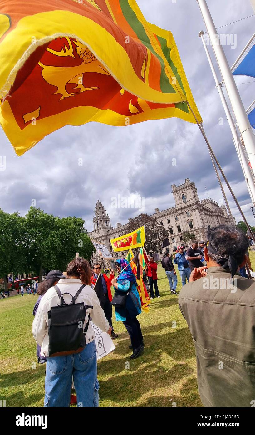 Londra, Regno Unito. 28th maggio 2022. Gli abitanti dello Sri Lanka si sono dimostrati in Piazza del Parlamento, a Londra, per la rimozione dell'attuale governo autocratico e corrotto guidato da Gotabhaya Rajapaksa nel loro paese. Il paese è in bancarotta e senza cibo essenziale, elettricità, combustibile, gas e medicinali importanti per quasi due mesi. Foto Stock