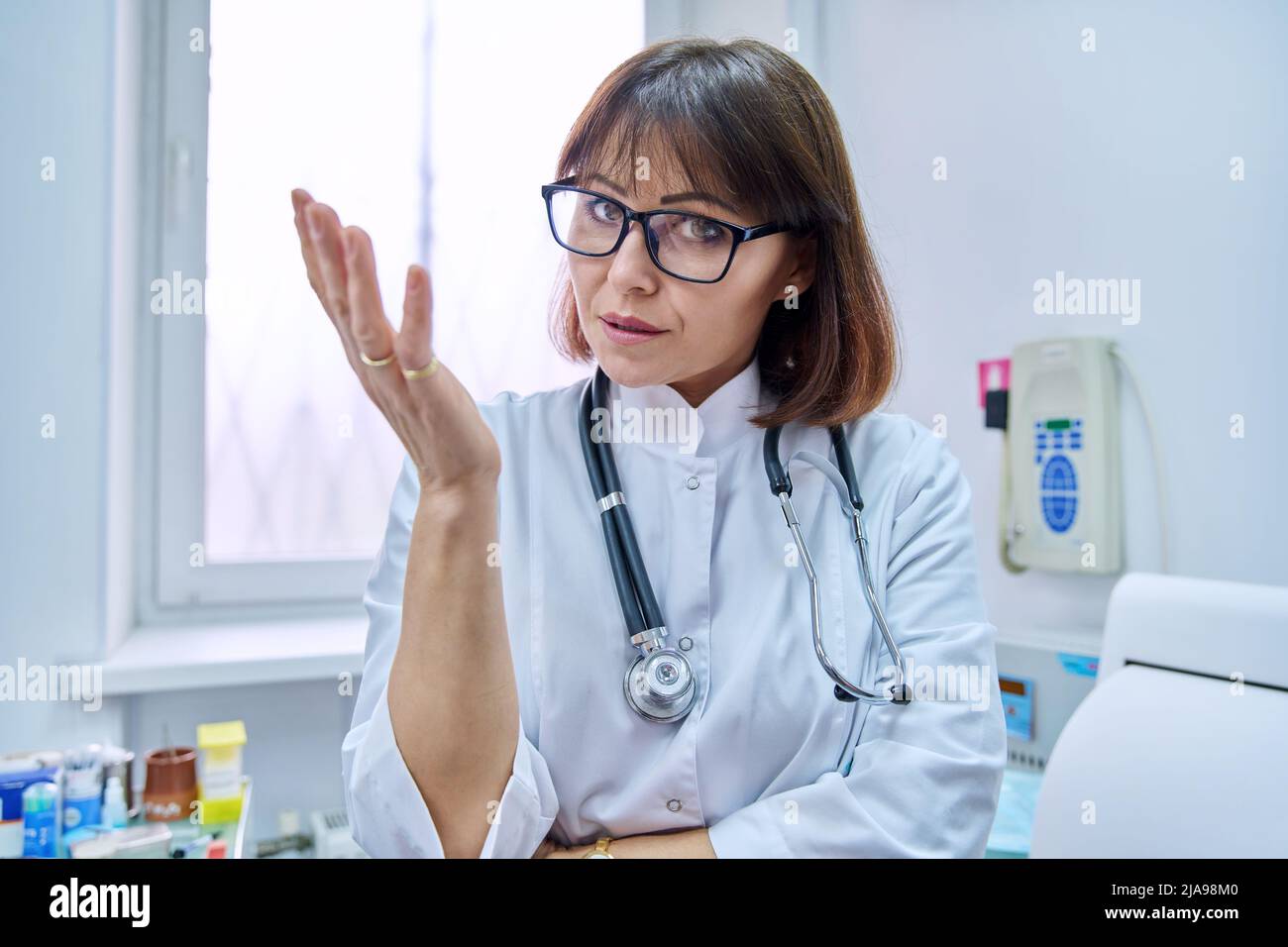 Headshot di medico femminile parlando con la webcam, effettuare videochiamate online Foto Stock