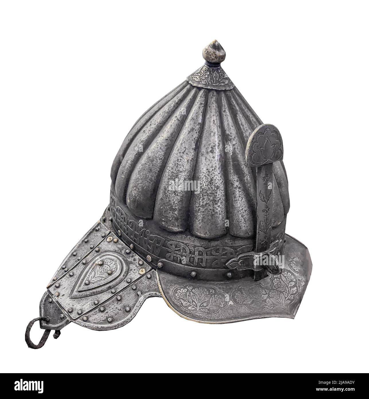 antico casco guerriero su sfondo bianco isolato Foto Stock