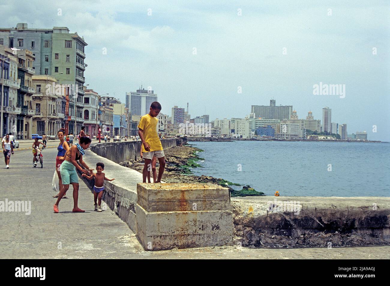 Giovani cubani al Malecon, lungomare nella città vecchia di l'Avana, Cuba, Caraibi Foto Stock