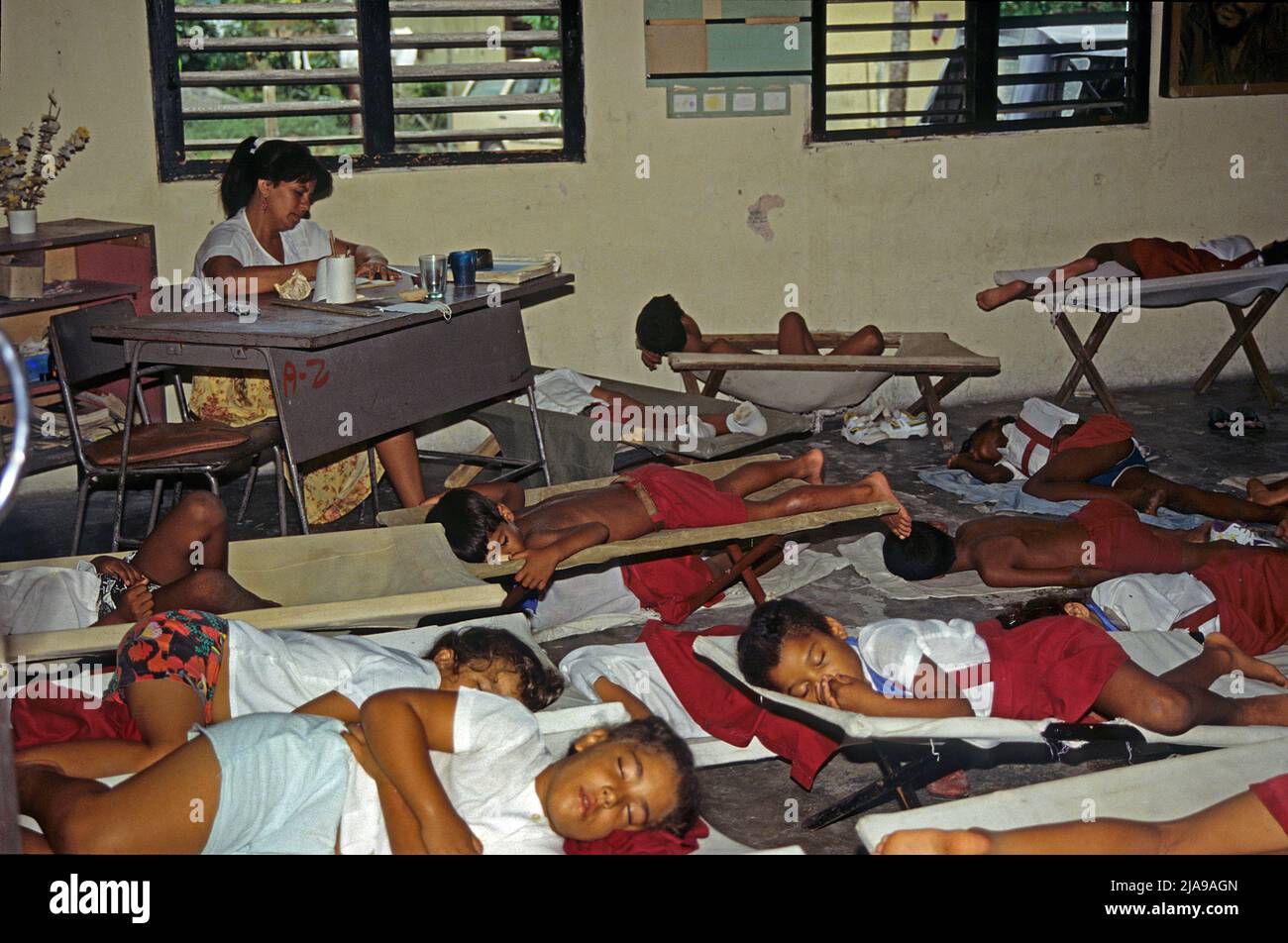 Insegnante di supervisione nap in una scuola di giorno, scuola nella città vecchia di l'Avana, Cuba, Caraibi Foto Stock