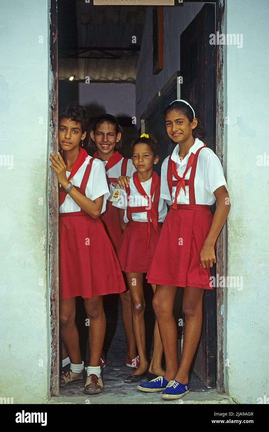 Bambini in uniforme nella città vecchia di l'Avana, Cuba, Caraibi Foto Stock
