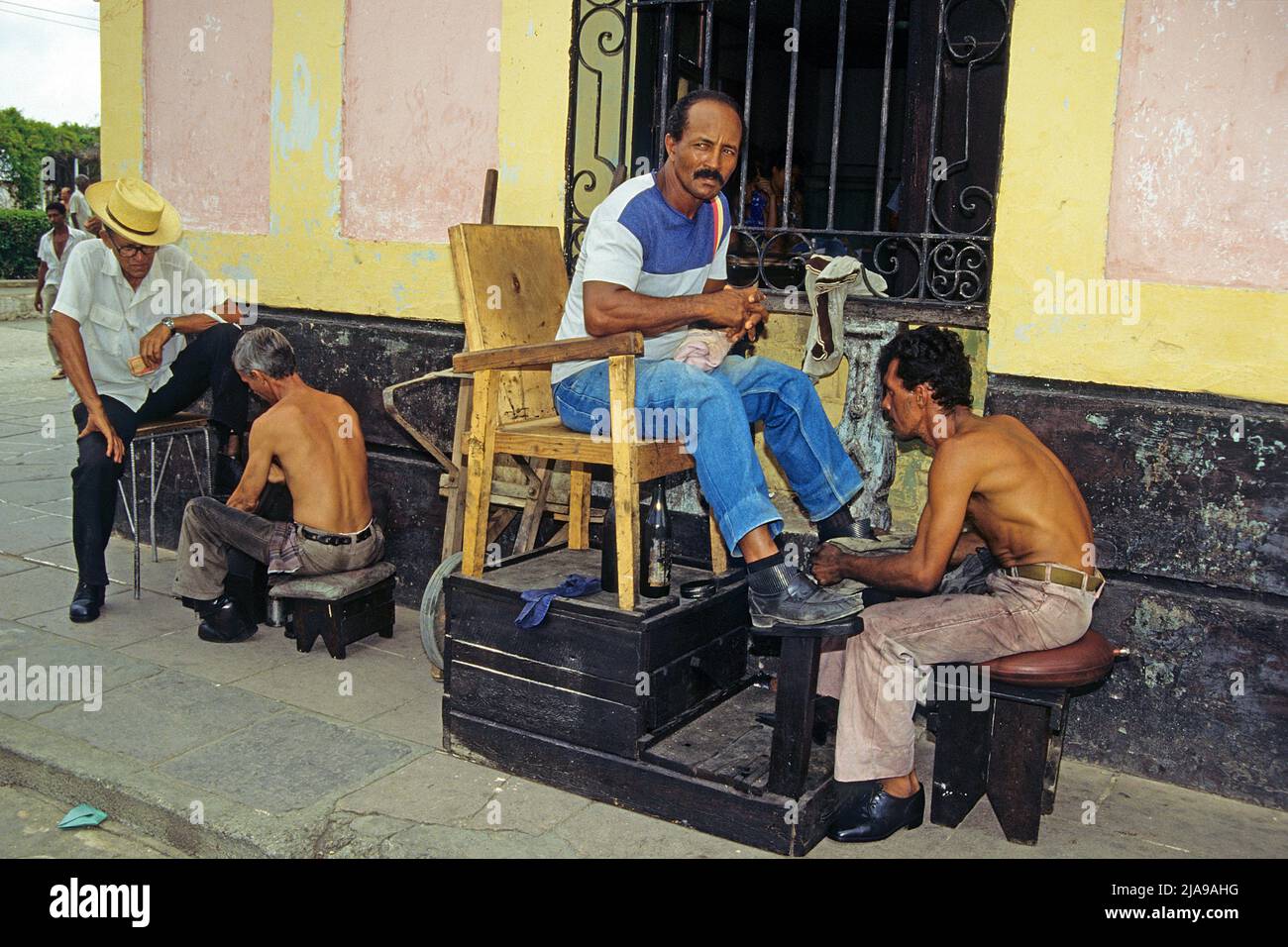 Pulitore di scarpe, Old Habana, Havana, Cuba, Caraibi Foto Stock