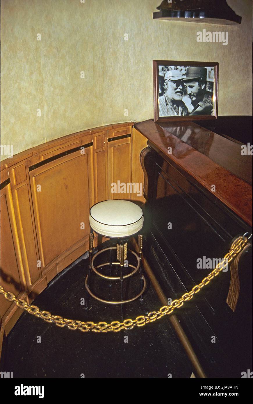 Sgabello da bar riservato in memoria di Ernest Hemingway, El Floridita, l'Avana, Cuba, Caraibi Foto Stock