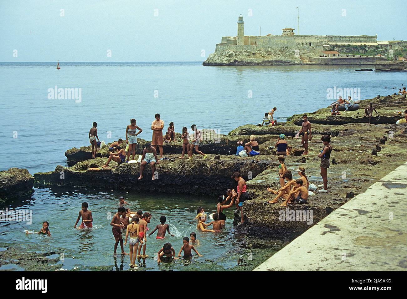 Giovani cubani al Malecon, lungomare nella città vecchia di l'Avana, Cuba, Caraibi Foto Stock