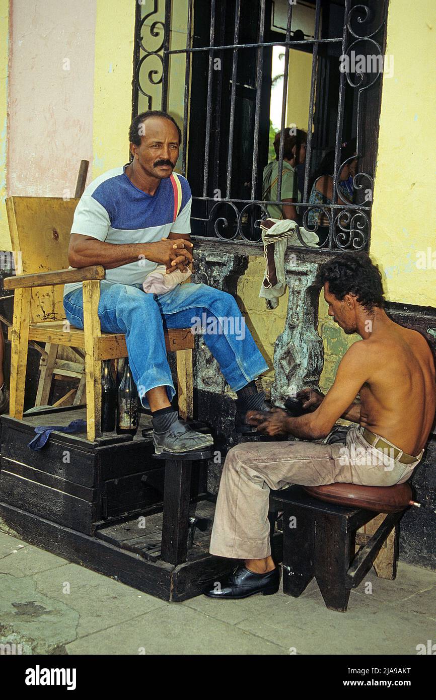 Pulitore di scarpe, Old Habana, Havana, Cuba, Caraibi Foto Stock