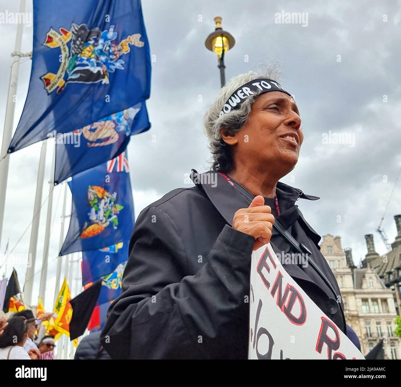 Londra, Regno Unito. 28th maggio 2022. Gli abitanti dello Sri Lanka si sono dimostrati in Piazza del Parlamento, a Londra, per la rimozione dell'attuale governo autocratico e corrotto guidato da Gotabhaya Rajapaksa nel loro paese. Il paese è in bancarotta e senza cibo essenziale, elettricità, combustibile, gas e medicinali importanti per quasi due mesi. Foto Stock