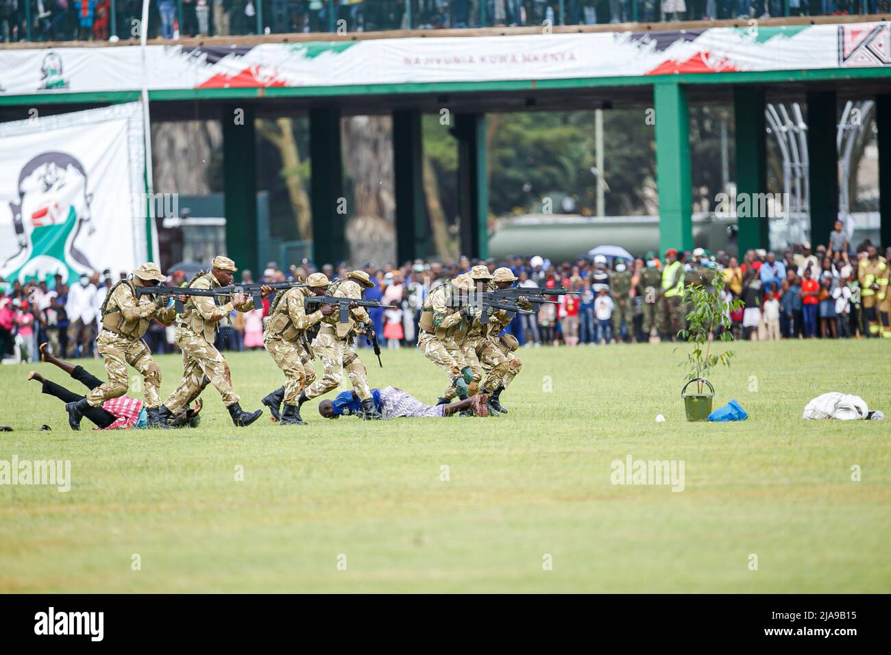 Nairobi, Kenya. 28th maggio 2022. Gli ufficiali dei servizi faunistici del Kenya mostrano la loro abilità e abilità nel combattere il bracconaggio al Kenya Defense Forces Air Show al Monumento e Museo Nazionale dei Giardini di Uhuru. Il Free Air Show fu un precursore della commissionazione del Monumento Nazionale e Museo dei Giardini di Uhuru. È stato guidato dall'aeronautica del Kenya e ha incluso i servizi della fauna selvatica del Kenya e le squadre civili di acrobatica e Sky diving. Lo scopo era quello di intrattenere ed educare il pubblico. Credit: SOPA Images Limited/Alamy Live News Foto Stock