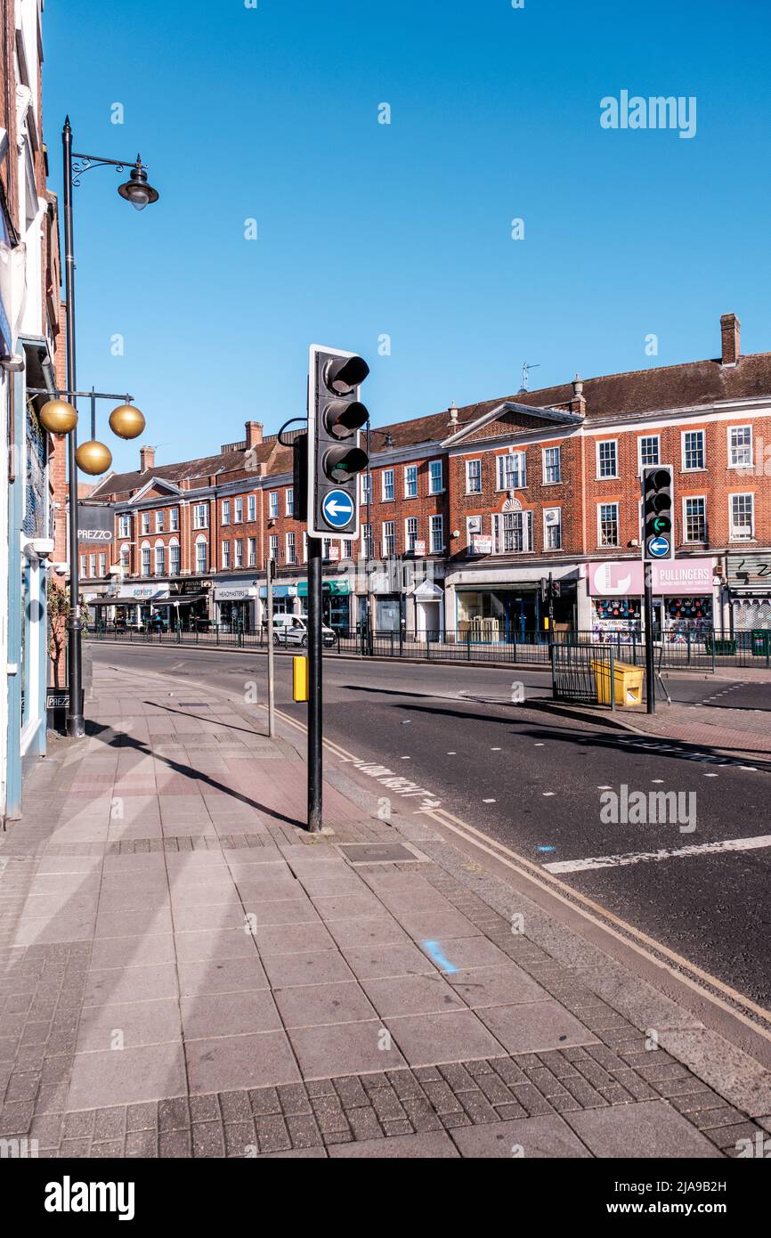 Epsom Surrey, Londra UK, maggio 28 2022, fila o linea di negozi di vendita al dettaglio di High Street senza traffico Foto Stock